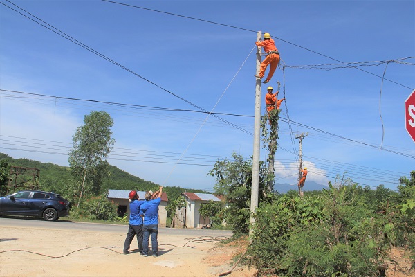 Khánh Hòa: 20 kỹ sư trẻ giúp đồng bào miền núi cải tạo hệ thống điện an...