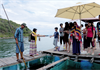 Bất chấp lệnh cấm, bè nổi vô tư đón khách trên vịnh Nha Trang