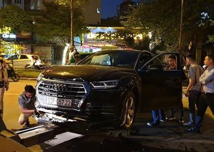 Hà Nội: Ôtô Audi Q5 gây tai nạn liên hoàn, ít nhất 2 người bị thương
