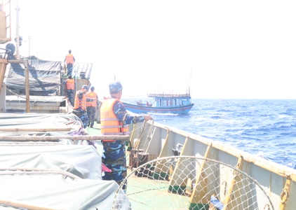 Vùng 3 Hải quân cứu hộ tàu cá ngư dân gặp nạn trên biển