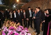 Đoàn đại biểu Triều Tiên tham quan mô hình trồng lan ở HTX Đan Hoài