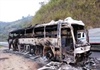 Một xe khách giường nằm cháy rụi trơ khung sắt trên đèo Pha Đin