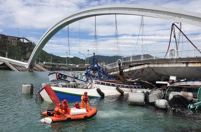 Sập cầu tại Đài Loan khiến nhiều người bị thương và mắc kẹt
