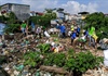 Hơn 400 tình nguyện viên tham gia Chiến dịch dọn rác sông Hồng và cầu Long Biên