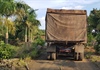 Bắt quả tang xe container đổ trộm hàng chục tấn chất thải rắn nguy hại