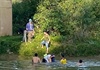 Thầy giáo cứu sống nữ sinh lớp 10 nhảy xuống sông tự tử