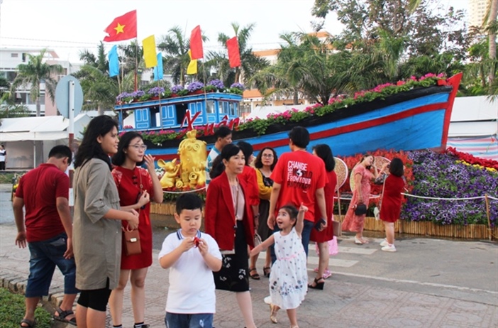 Du khách nhộn nhịp kéo về phố biển Nha Trang chiều 30 Tết
