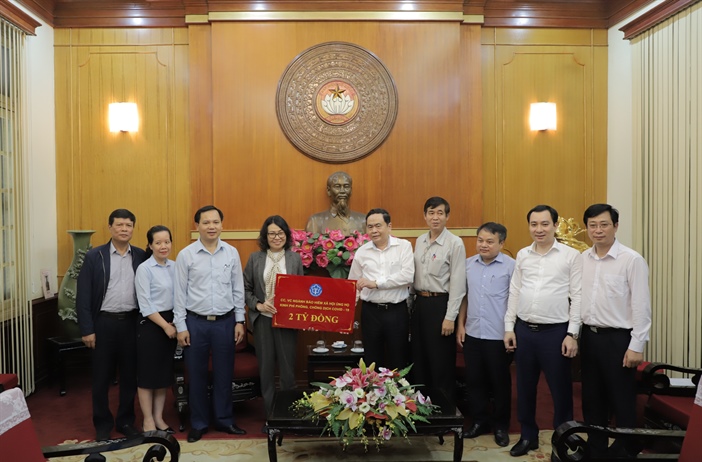 BHXH Việt Nam trao 2 tỉ đồng ủng hộ phòng, chống dịch Covid-19