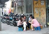 Giữa mùa "cách ly xã hội" người dân Hà Nội vẫn tụ tập, tràn ra đường