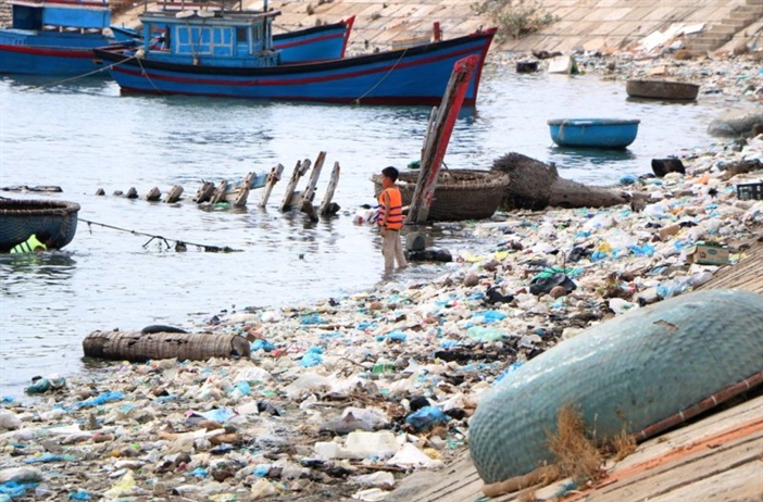 Ninh Thuận: Rác thải “bủa vây” kè biển, ảnh hưởng môi trường du lịch