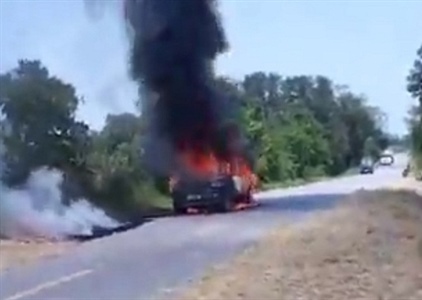 Nghệ An: Xe ô tô bốc cháy giữa đường, tài xế bỏng nặng