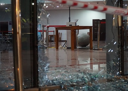 Đà Nẵng: Tai nạn giao thông khiến cửa kính tòa nhà Trung tâm hành chính...