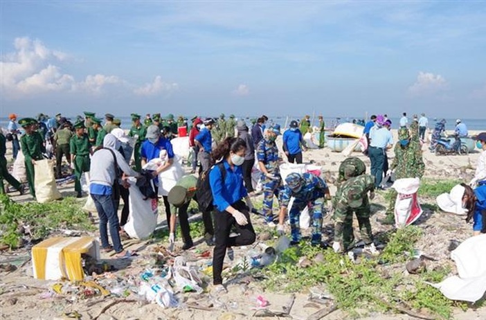 Thanh niên Việt Nam hành động làm sạch môi trường