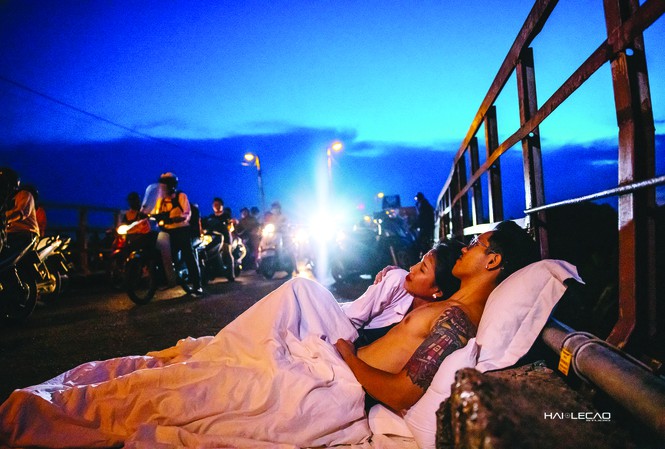 Chụp ảnh cưới "chăn gối" ngoài đường phố Hà Nội: Cơ quan chức năng cần...
