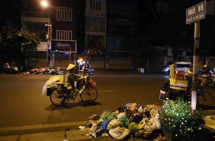 Đường phố Hà Nội lại tràn ngập rác
