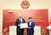 Bộ trưởng Nguyễn Ngọc Thiện trao tặng Kỷ niệm chương cho Đại sứ LB Nga tại Việt Nam