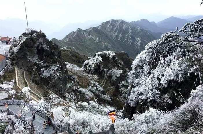 Khách du lịch rủ nhau đi Sa Pa, Cao Bằng, Mẫu Sơn ngắm băng tuyết