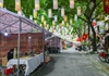 Khung cảnh ảm đạm của chợ Tết truyền thống trên phố Phùng Hưng