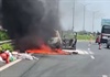 Ô tô 7 chỗ cháy trơ khung trên cao tốc Pháp Vân - Cầu Giẽ