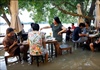 Nhà hàng Thái Lan gây sốt vì để khách ngồi ăn giữa nước lũ