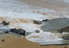Quảng Bình: Chưa có bão nhưng kè biển Nhật Lệ bị sóng đánh tan hoang