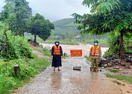 2 người ở Quảng Bình bị nước lũ cuốn mất tích khi qua sông qua suối