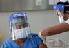 Sri Lanka tiêm mũi tăng cường vắc xin ngừa Covid-19 cho nhân viên du lịch