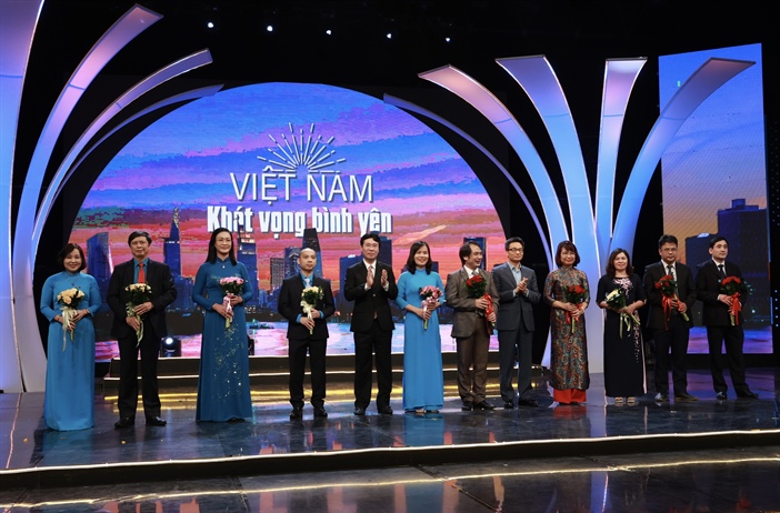 “Việt Nam - Khát vọng bình yên”- tuyên dương lực lượng y tế tuyến đầu