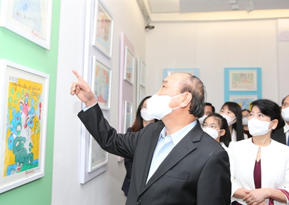 Chủ tịch nước Nguyễn Xuân Phúc xúc động xem những bức tranh đặc biệt:...