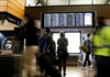 Mỹ thắt chặt kiểm soát khách du lịch trước mối đe dọa Omicron