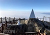 Sương muối phủ trắng đỉnh Fansipan, khách du lịch thích thú