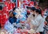 Giới trẻ Hà Nội đổ về phố Hàng Mã vui chơi Noel sớm
