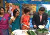Lần đầu tiên Đại sứ Sri Lanka gói bánh chưng Tết