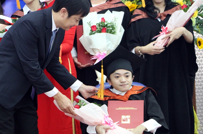 Xúc động cậu sinh viên khuyết tật nhận bằng tốt nghiệp