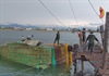 Tàu cá bị lật nghiêng khi đang neo đậu ở sông Nhật Lệ