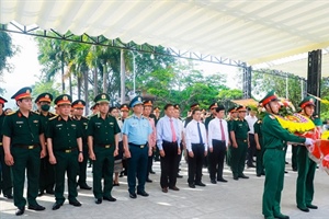 Lãnh đạo Bộ Quốc phòng, Quân khu 4, tỉnh Nghệ An dâng hương tưởng niệm Chủ tịch Hồ Chí Minh