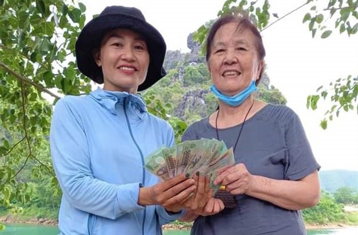 Người thợ chụp ảnh ở Phong Nha tìm trả lại ví tiền cho du khách
