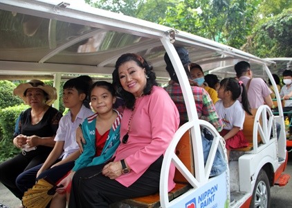 NSND Kim Cương vui cùng trẻ mồ côi tại Thảo Cầm Viên Sài Gòn