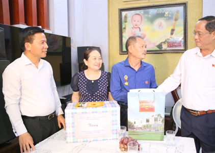 Phó Chủ tịch Quốc hội Trần Quang Phương thăm, tặng quà gia đình chính...