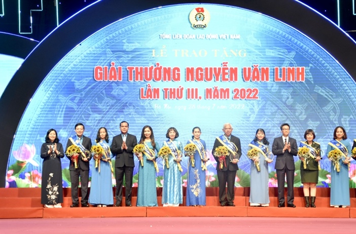 Trao tặng Giải thưởng Nguyễn Văn Linh năm 2022 cho 10 cán bộ Công đoàn...