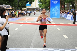 Nhà vô địch SEA Games 31 Nguyễn Thị Oanh về nhất tại Giải chạy Báo Hà Nội mới