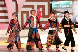 Trưng bày sắc màu trang phục, thổ cẩm các dân tộc thiểu số Việt Nam