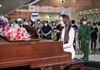 Hoa hậu Mai Phương vừa đàn vừa hát tặng y bác sĩ nữ nhân ngày 20.10