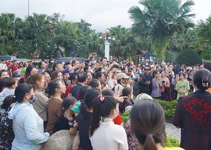 Người làng Phong Nha chào đón Hoa hậu Biển đảo Đinh Như Phương về quê