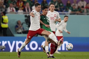Lewandowski ghi bàn, Ba Lan thắng kịch tính Saudi Arabia