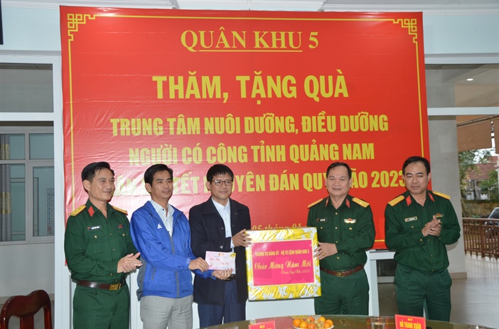 Thăm, tặng quà các thương, bệnh binh ở Quảng Nam