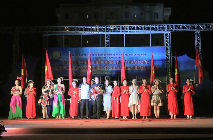 Liên đoàn Xiếc Việt Nam biểu diễn tại huyện đảo Cô Tô