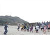 Lính đặc công huấn luyện bơi cho trẻ em đảo Lý Sơn