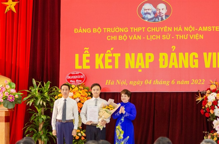 Hà Nội kết nạp 82 đảng viên là học sinh THPT
