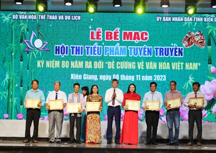 Trao 4 HCV tiểu phẩm tuyên truyền Đề cương về Văn hóa Việt Nam